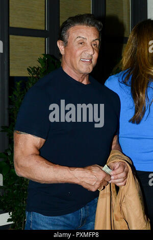 Sylvester Stallone a été aperçu quittant le restaurant italien Madeo à Beverly Hills aux côtés de femme Jennifer Flavin. 'Sly' a été de très bonne humeur, montrant ses muscles et de flexion pour les caméras ainsi que de prendre son temps pour donner de l'argent pour un homme dans le besoin qui lui a demandé. Avec : Sylvester Stallone Où : Los Angeles, California, United States Quand : 21 Sep 2018 Source : WENN.com Banque D'Images
