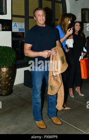 Sylvester Stallone a été aperçu quittant le restaurant italien Madeo à Beverly Hills aux côtés de femme Jennifer Flavin. 'Sly' a été de très bonne humeur, montrant ses muscles et de flexion pour les caméras ainsi que de prendre son temps pour donner de l'argent pour un homme dans le besoin qui lui a demandé. Avec : Sylvester Stallone Où : Los Angeles, California, United States Quand : 21 Sep 2018 Source : WENN.com Banque D'Images