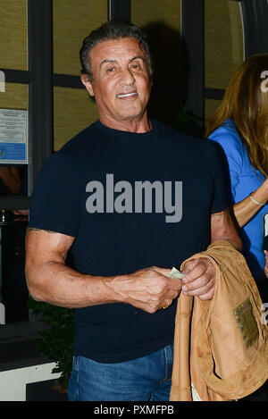 Sylvester Stallone a été aperçu quittant le restaurant italien Madeo à Beverly Hills aux côtés de femme Jennifer Flavin. 'Sly' a été de très bonne humeur, montrant ses muscles et de flexion pour les caméras ainsi que de prendre son temps pour donner de l'argent pour un homme dans le besoin qui lui a demandé. Avec : Sylvester Stallone Où : Los Angeles, California, United States Quand : 21 Sep 2018 Source : WENN.com Banque D'Images