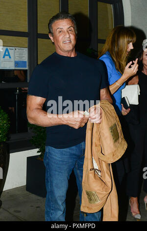 Sylvester Stallone a été aperçu quittant le restaurant italien Madeo à Beverly Hills aux côtés de femme Jennifer Flavin. 'Sly' a été de très bonne humeur, montrant ses muscles et de flexion pour les caméras ainsi que de prendre son temps pour donner de l'argent pour un homme dans le besoin qui lui a demandé. Avec : Sylvester Stallone Où : Los Angeles, California, United States Quand : 21 Sep 2018 Source : WENN.com Banque D'Images