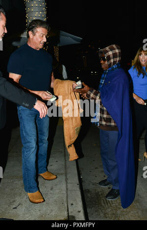 Sylvester Stallone a été aperçu quittant le restaurant italien Madeo à Beverly Hills aux côtés de femme Jennifer Flavin. 'Sly' a été de très bonne humeur, montrant ses muscles et de flexion pour les caméras ainsi que de prendre son temps pour donner de l'argent pour un homme dans le besoin qui lui a demandé. Avec : Sylvester Stallone Où : Los Angeles, California, United States Quand : 21 Sep 2018 Source : WENN.com Banque D'Images