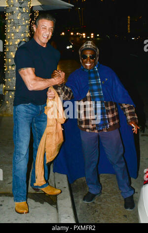 Sylvester Stallone a été aperçu quittant le restaurant italien Madeo à Beverly Hills aux côtés de femme Jennifer Flavin. 'Sly' a été de très bonne humeur, montrant ses muscles et de flexion pour les caméras ainsi que de prendre son temps pour donner de l'argent pour un homme dans le besoin qui lui a demandé. Avec : Sylvester Stallone Où : Los Angeles, California, United States Quand : 21 Sep 2018 Source : WENN.com Banque D'Images