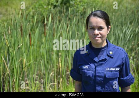 Maître de 2e classe Nancy Wilson les peuplements où elle a aidé un homme éjecté de son véhicule à Elizabeth City, Caroline du Nord, le 7 juin 2017. Wilson a franchi un fossé de drainage jusqu'à la taille et a grimpé à travers les roseaux et les hautes herbes pour se rendre à l'homme blessé avant l'arrivée des ambulanciers sur les lieux. Banque D'Images