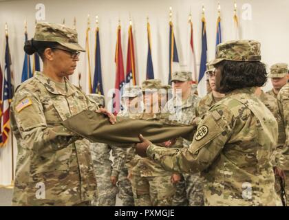 Le major Dawn Carter-Bristol, commandant, Unité de soutien médical 7223Rd, couvre son unité guidon indiquant l'unité de transfert d'autorité à la MSU 7218Th au Fort Bliss et Vieux musée Ironsides, le 9 juin. L'7223RD MUS, basée à Mobile, Alabama, a traité plus de 70 000 membres des services, des civils et des entrepreneurs dans le cadre de la résilience et de la préparation du soldat Centre à Fort Bliss. Banque D'Images