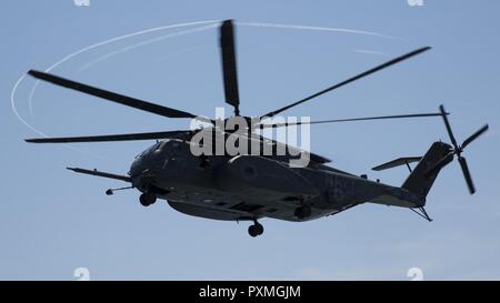 Un MH-53E Sea Dragon plane tout en menant les vols au-dessus de la pratique USS Whidbey Island (TA-41), le 13 juin 2017. Le personnel militaire à l'échelle du Ministère de la Défense sont les préparatifs de la voile Boston 2017, afin de mettre en valeur les vastes capacités de l'United States forces amphibies, au public. Certains des véhicules et d'armes sur l'écran inclut un Humvee, du Corps des marines de l'US Navy un MH-53E Sea Dragon, et d'un vaste éventail de systèmes d'armes. Banque D'Images