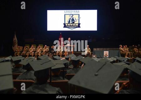 Louisiane Gouverneur John Bel Edwards félicite les cadets de son diplôme de la Garde nationale de la Louisiane à la jeunesse du Programme Défi lors d'une cérémonie à l'Église pentecôtiste d'Alexandrie à Alexandria, Louisiane, le 10 juin 2017. Edwards est le premier gouverneur de la Louisiane assis pour assister à une école de leur diplôme depuis le lancement du programme en 1993. Banque D'Images