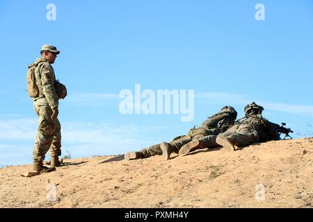 Le s.. Anthony Garcia, la Compagnie Charlie, 1er Bataillon, 30e Régiment d'infanterie, 2e Brigade Combat Team, 3e Division d'infanterie, overwatches les soldats de l'Infanterie de la 48e Brigade Combat Team pendant un exercice de tir réel de peloton (LFX) à Fort Stewart, en Géorgie, le 15 juin 2017. Le LFX fait partie des capacités de formation de combat exportables (XCTC rotation) 17-04. XCTC est un exercice qui prend en charge l'Armée Unités associées, en réunissant le Programme pilote actif, Garde nationale et les unités de réserve de l'armée américaine en vue de renforcer l'ensemble de l'armée. Banque D'Images