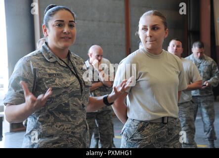 Oregon Air National Guard Master 1ère Le Lieutenant Nicole Brickweg (à gauche) présente son rendement supérieur pour les trois semaines de cours d'instructeur d'armes (WIC), Senior Airman Randi Jenkins (droite) comme le dernier jour de la formation se termine à Nellis Air Force Base, Nevada, 15 juin 2017. Plus de 120 aviateurs de la 142e Escadre de chasse a appuyé la formation WIC du 29 mai au 16 juin 2017. Banque D'Images