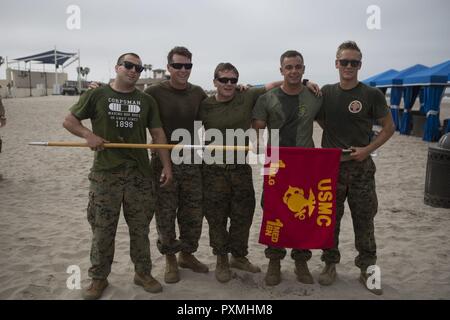 La Marine américaine (de gauche à droite) Maître de troisième classe John Jessie, Stefan, Herrstrom Jarrett Orich, Cody Carroll et maître de deuxième classe Stephen Henderson, Corpsmen avec 1ère, 1er Bataillon Médical Marine Logistics Group, posent avec leur unité guidon après avoir terminé le comté du nord coupe Corpsman sur Camp Pendleton, en Californie, le 16 juin 2017. Le nord du comté est conçu pour la Coupe Corpsman tester les connaissances, de préparation physique et le travail d'équipe de chaque marin tout en faisant la promotion de l'esprit de corps entre l'hôpital Corpsman communauté. Banque D'Images