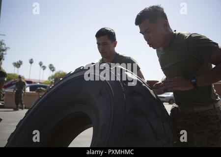 La Marine américaine Maître de troisième classe Julian Eledia, Hugo, Reaendez Corpsmen avec le 1er Bataillon Médical, 1er Groupe Logistique Maritime, participer à un concours avec des pneus flip Corpsman North County Cup le Camp Pendleton, en Californie, le 16 juin 2017. Le nord du comté est conçu pour la Coupe Corpsman tester les connaissances, de préparation physique et le travail d'équipe de chaque marin tout en faisant la promotion de l'esprit de corps entre l'hôpital Corpsman communauté. Banque D'Images