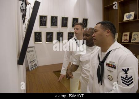 Shanghai, Chine (15 juin 2017) marins affectés à la classe Arleigh Burke destroyer lance-missiles USS Sterett (DDG 104) Voir l'art créés par des étudiants de l'École d'éducation spéciale de Zhanjiang au cours d'un service dans le port de Shanghai, Chine. Sterett fait partie du groupe d'action de Surface Sterett-Dewey et est le troisième déploiement groupe opérant sous le commandement et le contrôle construire appelée 3e Flotte de l'avant. Banque D'Images