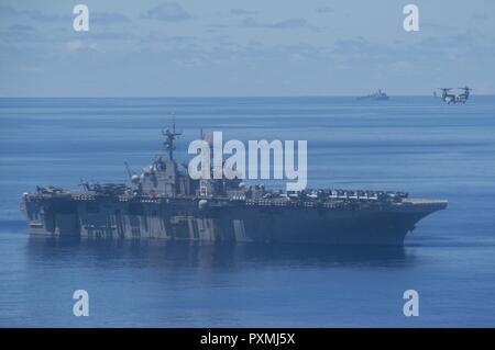 Mer des Philippines (15 juin 2017) Une MV-22B Balbuzard, affecté à la "dragons" de l'escadron 265 à rotors basculants moyen maritime renforcée, quitte le navire d'assaut amphibie USS Bonhomme Richard (DG 6). Bonhomme Richard, navire amiral du Bonhomme Richard Expeditionary Strike Group (ESG), opère dans la région du Pacifique-Indo-Asia pour renforcer les partenariats et d'être un prête-réponse pour tout type d'imprévus. Banque D'Images