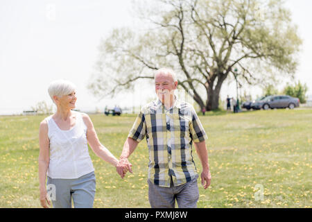 Un joli couple à l'extérieur ayant bon temps ensemble Banque D'Images