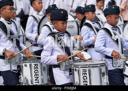 À l'occasion du Jour de Chulalongkorn à la mémoire de l'ancien roi Chulalongkorn, une fanfare étudiante procède à un mémorial du roi, Bangkok, Thaïlande Banque D'Images