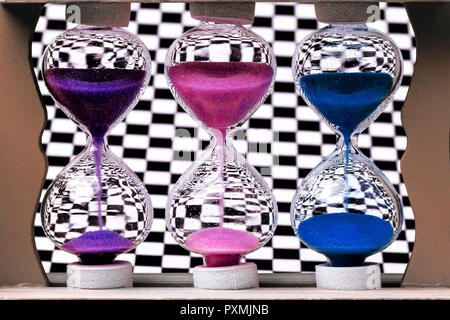 Hourglass colorés sur le fond de la paroi d'échecs Banque D'Images