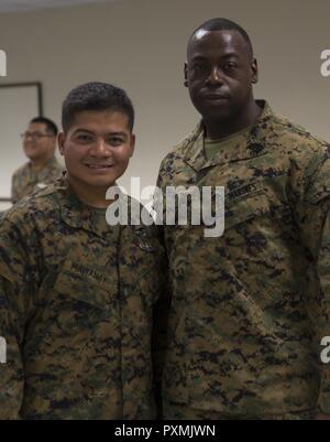 Ensign Freddie B. Mawanay, gauche, l'officier responsable des détachements médicaux, affecté à la 3e, 3e Bataillon Médical de la logistique maritime, Groupe III Marine Expeditionary Force, et 1er Sgt. Derrick Benbow, droit, senior advisor de l'enrôle 3e Bataillon de l'application des lois, III, III Groupe Siège Maritime MEF, jouit de la célébration pour le 119e anniversaire de l'hôpital au Camp taux corpsman Mujuk, Pohang, République de Corée, le 17 juin, 2017. Des marines de la Compagnie Bravo, 3e Bataillon, de l'application de la Loi maritime du Groupe III de l'Administration centrale, III MEF et Corpsmen avec 3e, 3e Bn Med, MLG III MEF se sont réunis pour Banque D'Images