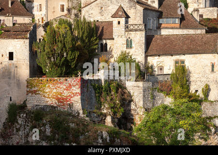 Magnifique village de St Cirq Lapopie avec de vieux murs en pierre et les toits Banque D'Images