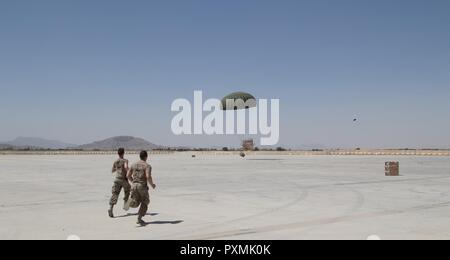 Soldats affectés à la 824ème Compagnie de quartier-maître, 136e Bataillon de soutien au maintien en puissance de combat, 1re Division blindée de l'appui résolu de la Brigade de soutien, faire pour récupérer un G-14 cargo parachute après une goutte sur l'aérodrome de Kandahar en Afghanistan, le 15 juin. Banque D'Images