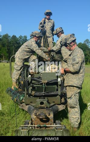 Des soldats de la batterie Alpha, 1er Bataillon, 118e d'infanterie, d'artillerie de la 48e Brigade Combat Team préparer un obusier M119A3 de charge sous élingue, 18 juin 2017 à Fort Stewart, en Géorgie dans le cadre de l'exercice de capacité d'entraînement au combat exportables. Banque D'Images