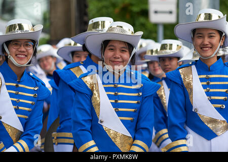 Les membres d'une fanfare d'étudiants, à l'occasion de l'anniversaire de la mort du roi Chulalongkorn, appelé jour de Chulalongkorn, à Bangkok, Thaïlande Banque D'Images