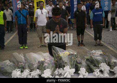 ITOMAN, Japon - Air Force Staff Sgt. Yesenia Benjamin paye son hommage en faisant un salut après le dernier bouquet de fleurs en l'honneur d'Okinawa Memorial Day le 18 juin au Parc de la paix d'Okinawa la prière, Okinawa, Japon. Benjamin a été choisi comme représentant l'ensemble de l'American service members qui avaient offert au parc. Des centaines de membres de la communauté militaire locale et se sont réunis pour nettoyer le parc en l'honneur de la guerriers tombés. Banque D'Images