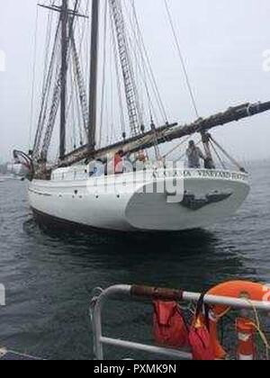 Une nouvelle station de la Garde côtière canadienne London boatcrew transférés en toute sécurité 17 passagers d'un schooner à la terre près de l'embouchure de la Mystic River, New York, dimanche soir. La gare la plus boatcrew sont arrivés sur les lieux et transférés en toute sécurité les 17 passagers de la 126 pieds de Goélette, Alabama, à Noank shipyard à Groton, Connecticut. Banque D'Images