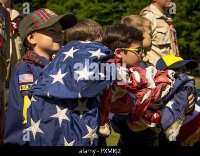 Les membres de la Cub Scouts d'Amérique portent drapeaux en préparation pour l'élimination de cérémonie sur la base aérienne de Ramstein, en Allemagne, le 14 juin 2017. Ramstein du personnel qui sont membres des anciens combattants de guerres à l'étranger des États-Unis, de l'American Legion, Kaiserslautern Centre communautaire militaire organisations maçonniques, et Boy Scouts of America a rejoint pour poser des drapeaux américains pour se reposer au cours d'une cérémonie du Jour du drapeau, l'élimination du pavillon. Banque D'Images