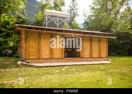 Installation de toilettes salon avec des panneaux solaires pour le chauffage de l'eau. Banque D'Images