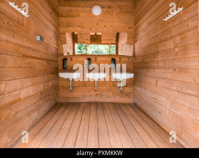 Alpin en bois Zone de lavage en eco camp resort. Banque D'Images