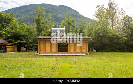 Installation de toilettes salon avec des panneaux solaires pour le chauffage de l'eau. Banque D'Images
