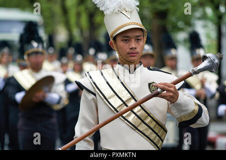 À l'occasion du Jour de Chulalongkorn à la mémoire de l'ancien roi Chulalongkorn, une fanfare étudiante procède à un mémorial du roi, Bangkok, Thaïlande Banque D'Images