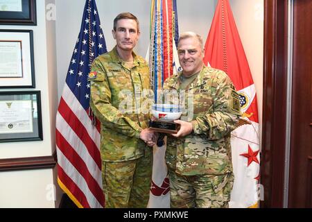 Chef de l'armée américaine, le général Mark A. Milley héberge le lieutenant-général Angus Campbell, chef de l'armée, de l'Australie au cours d'un bureau, appelez dans le Pentagone, à Arlington, en Virginie, le 15 juin 2017. Banque D'Images