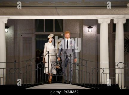 Le duc et la duchesse de Sussex vague depuis le balcon de l'hôtel Grand Pacific, à Suva, Fidji, le premier jour de la visite du couple royal à Fidji. Banque D'Images