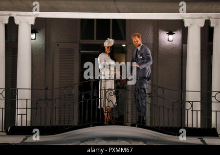 Le duc et la duchesse de Sussex vague depuis le balcon de l'hôtel Grand Pacific, à Suva, Fidji, le premier jour de la visite du couple royal à Fidji. Banque D'Images