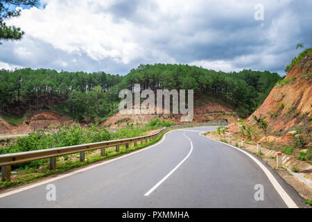 Beau paysage de la rue à Dalat, au Vietnam. Da Lat est l'une des meilleures villes touristiques et aussi l'une des plus grandes fleurs et légumes growin Banque D'Images