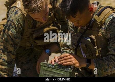 Le Sgt. Aenoi Luangxay et le Cpl. Kyle Corbin, les ingénieurs de combat avec 3e combat Assault bataillon, 3e Division de marines, d'assembler et de faire fonctionner un AN/PRC-150 portable multi-band radio pendant le Sapeur Squad concours tenu à Camp Pendleton, en Californie, du 12 au 16 juin 2017. Les Marines du 1er, 2ème et 4ème et 3ème Bataillon du Génie de Combat Combat Assault Battalion lutté l'un contre l'autre pendant une semaine pour tester leurs forces au sein de leur profession. Le concours est conçu pour tester et déterminer le top squad au sein de la communauté de génie de combat et construire camaraderie entre les differe Banque D'Images