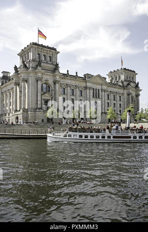 Deutschland, Berlin, Europa, Hauptstadt, Sehenswuerdigkeit Reichstagsgebaeude Stadt,,,, Regierungsgebaeude Nationalflaggen, Reichstag, Regierungssitz, Banque D'Images