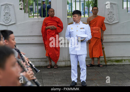 Un soldat thaïlandais et deux moines observer un élève à l'occasion du défilé du jour de Chulalongkorn, à la mémoire de l'ancien roi Chulalongkorn, Bangkok, Thaïlande Banque D'Images