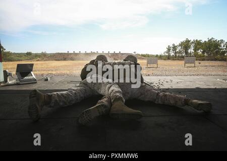 BASE DE L'armée australienne ROBORTSON BARRACKS, AUSTRALIE - La Marine américaine lance le Cpl. Leonardo Molina, à droite, les armes de petit calibre réparateur, et lance le Cpl. Marc Montez, technicien optique, à la fois avec le Siège et Service Company, 3e bataillon, 4e Régiment de Marines, la Force de rotation Maritime Darwin, un incendie M240B mitrailleuse moyenne lors d'un cours de qualification de l'adresse au tir de mitrailleuse, le 17 juin 2017. Marines avec le MRF-D terminé le cours en prévision de l'exercice Talisman Saber 17. Molina, 22 ans, est d'Orlando. Montez, 20 ans, est de Beeville, Texas. Banque D'Images