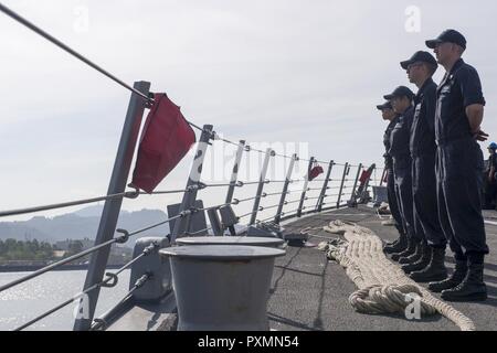 SUBIC BAY, République des Philippines (18 juin 2017) Les marins à bord de la classe Arleigh Burke destroyer lance-missiles USS Sterett (DDG 104) l'homme le sens que le navire passe à Subic Bay aux Philippines, République de port pour une visite. Sterett fait partie du groupe d'action de Surface Sterett-Dewey et est le troisième déploiement groupe opérant sous le commandement et le contrôle construire appelée 3e Flotte de l'avant. 3ème américain d'exploitation de la flotte de l'avant offre des options supplémentaires pour le commandant de la Flotte du Pacifique en mettant à profit les capacités des 3e et 7e flottes. Banque D'Images