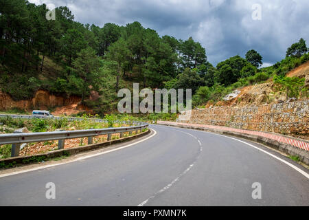 Beau paysage de la rue à Dalat, au Vietnam. Da Lat est l'une des meilleures villes touristiques et aussi l'une des plus grandes fleurs et légumes growin Banque D'Images