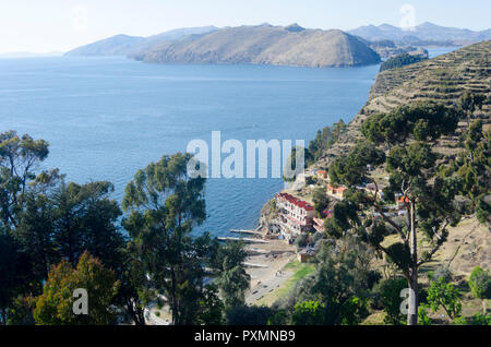 Boat Harbour et maisons sur la colline, Puerto de Isla del Sol, le Lac Titicaca, en Bolivie Banque D'Images