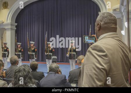 Un invité enregistre la silencieuse de Marine Corps avec son téléphone mobile pendant une soirée défilé dans le Colonel Truman W. Crawford Hall chez Marine Barracks Washington, Washington, D.C., le 16 juin 2017. Soirée défilés ont lieu comme un moyen d'honorer les hauts fonctionnaires, les éminents citoyens et partisans du Marine Corps. Banque D'Images