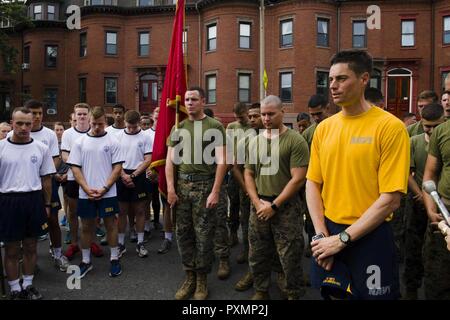 BOSTON (18 juin 2017) commandant le Cmdr. Ethan, conduit marins, marines, et les aspirants de l'USS Whidbey Island dans un moment de silence à la Christopher Columbus Park lors d'une course à la voile Boston Patriot 2017. USS Whidbey Island (LSD 41) et plus de 50 grands voiliers du monde entier participent à Sail Boston 2017, cinq jours de festival maritime dans le port de Boston. L'événement donne aux habitants de Boston l'occasion de voir de première main les dernières capacités des services de la mer d'aujourd'hui, ainsi que de l'expérience maritime history - passées et présentes. Banque D'Images