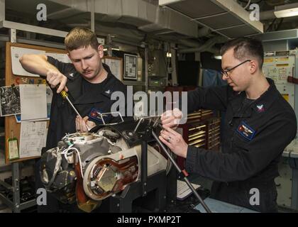 Mer Méditerranée (18 juin 2017) Technicien en électronique de l'Aviation 3e classe Kevin Beales, gauche, et technicien en électronique de l'Aviation 2e classe Cody peu de travail sur la voie à l'unité infrarouge à bord du porte-avions USS George H. W. Bush (CVN 77). Le navire et son groupe aéronaval mènent des opérations navales dans la sixième flotte américaine zone d'opérations à l'appui de la sécurité nationale des États-Unis en Europe et en Afrique. Banque D'Images