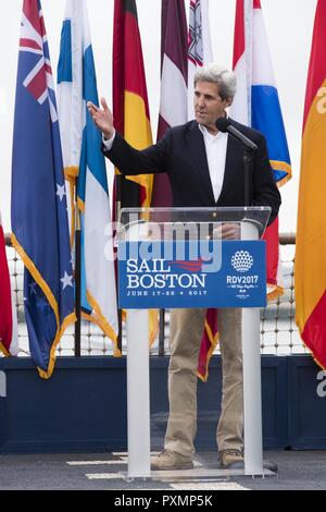 BOSTON (17 juin 2017) Secrétaire John Kerry, ancien secrétaire d'État, donne des commentaires lors d'une cérémonie à bord du USS Whidbey Island (LSD 41) pour le défilé de voiles au cours de voile 2017 de Boston. USS Whidbey Island (LSD 41) et plus de 50 grands voiliers du monde entier participent à Sail Boston 2017, cinq jours de festival maritime dans le port de Boston. L'événement donne aux habitants de Boston l'occasion de voir de première main les dernières capacités des services de la mer d'aujourd'hui, ainsi que de l'expérience maritime history - passées et présentes. Banque D'Images