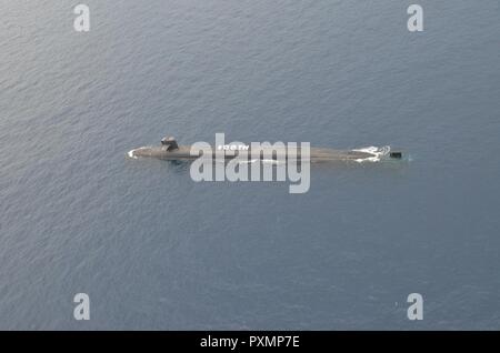 KINGS BAY, Géorgie (15 juin 2017) marins affectés au sous-marin des missiles balistiques USS Alaska (732) assemblage de SNLE topside pour commémorer le 100e du sous-marin à la suite d'une patrouille avec un exercice d'évacuation médicale de la Garde côtière américaine HH-65 "Dauphin" hélicoptère. Banque D'Images