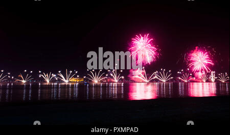 Plus d'artifice fête de l'eau de mer, Temps de célébration Banque D'Images