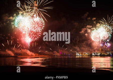 Plus d'artifice fête de l'eau de mer, Temps de célébration Banque D'Images