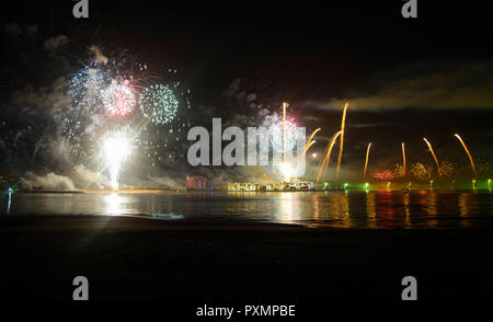 Plus d'artifice fête de l'eau de mer, Temps de célébration Banque D'Images